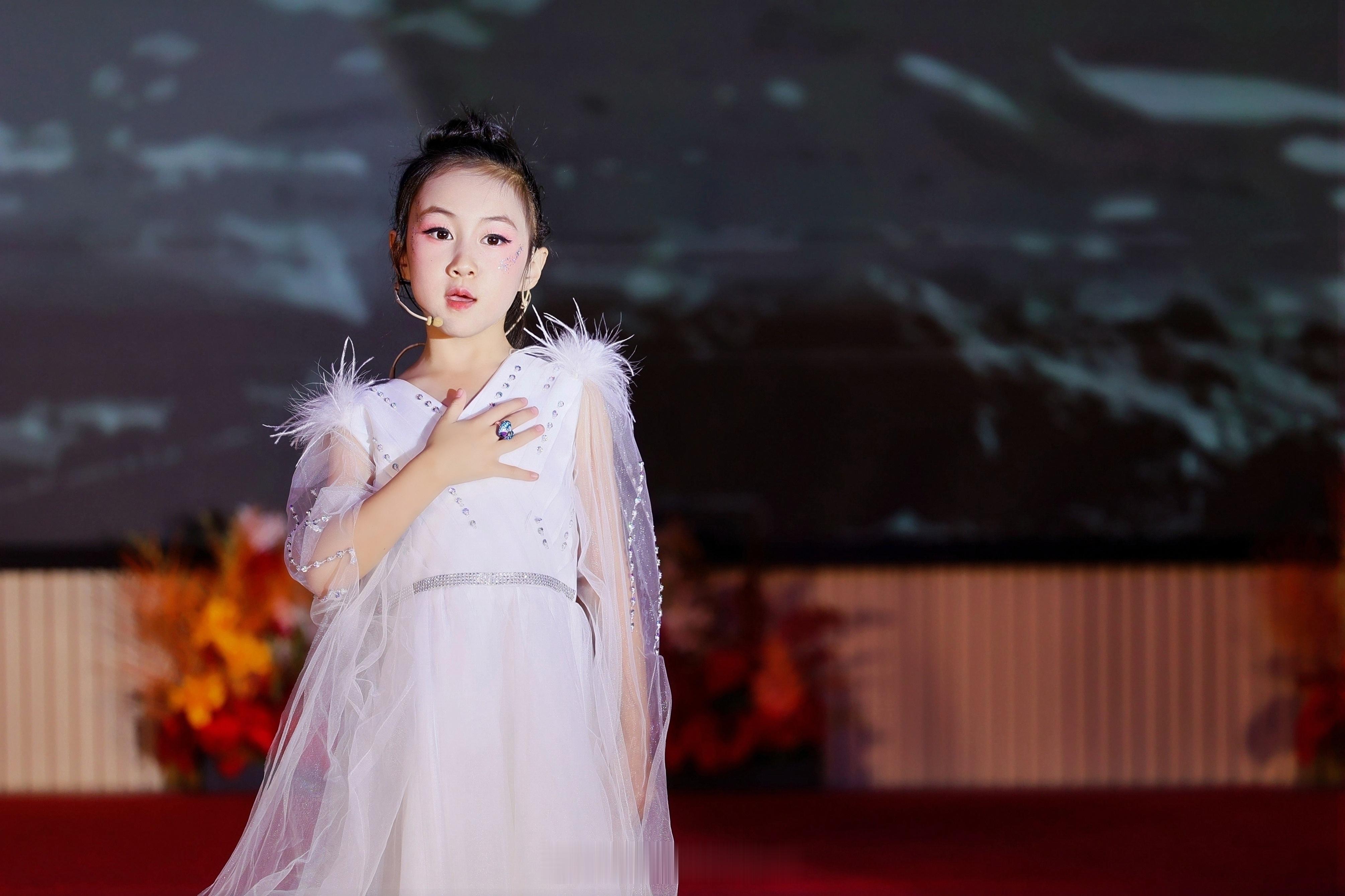 昨天妞妞的口才汇报演出我还以为只有主持的部分有她没想到她参与了两个节目完全不怯场