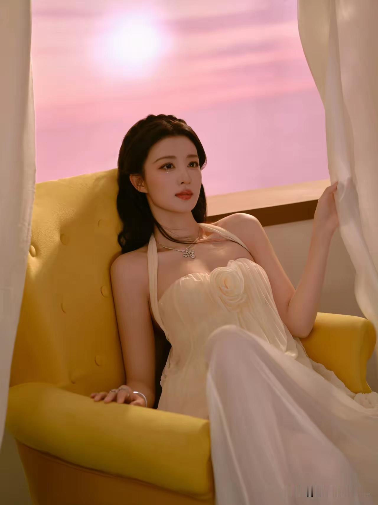 王楚然真是娱乐圈里的独特存在。她写的文字文艺又有氛围感，“我靠在生锈的栏杆上像一