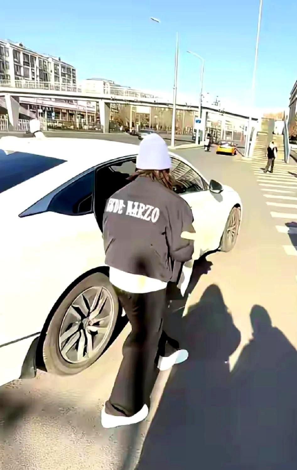 别信合影里的身高差。
全红婵还在1.55米这条线上，和昌雅妮比肩站立，尺子量的。