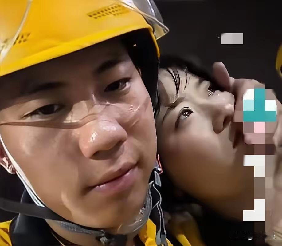 近日，河南一外卖小哥攒钱给女友订蛋糕，送给女友时，女友第一反应不是开心，而是心疼