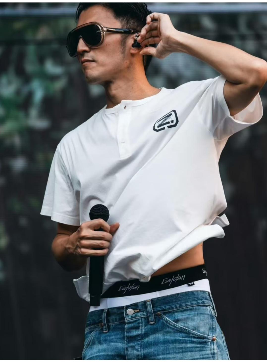 谢霆锋，演唱会太卖力了，裤子掉下来也没觉察。