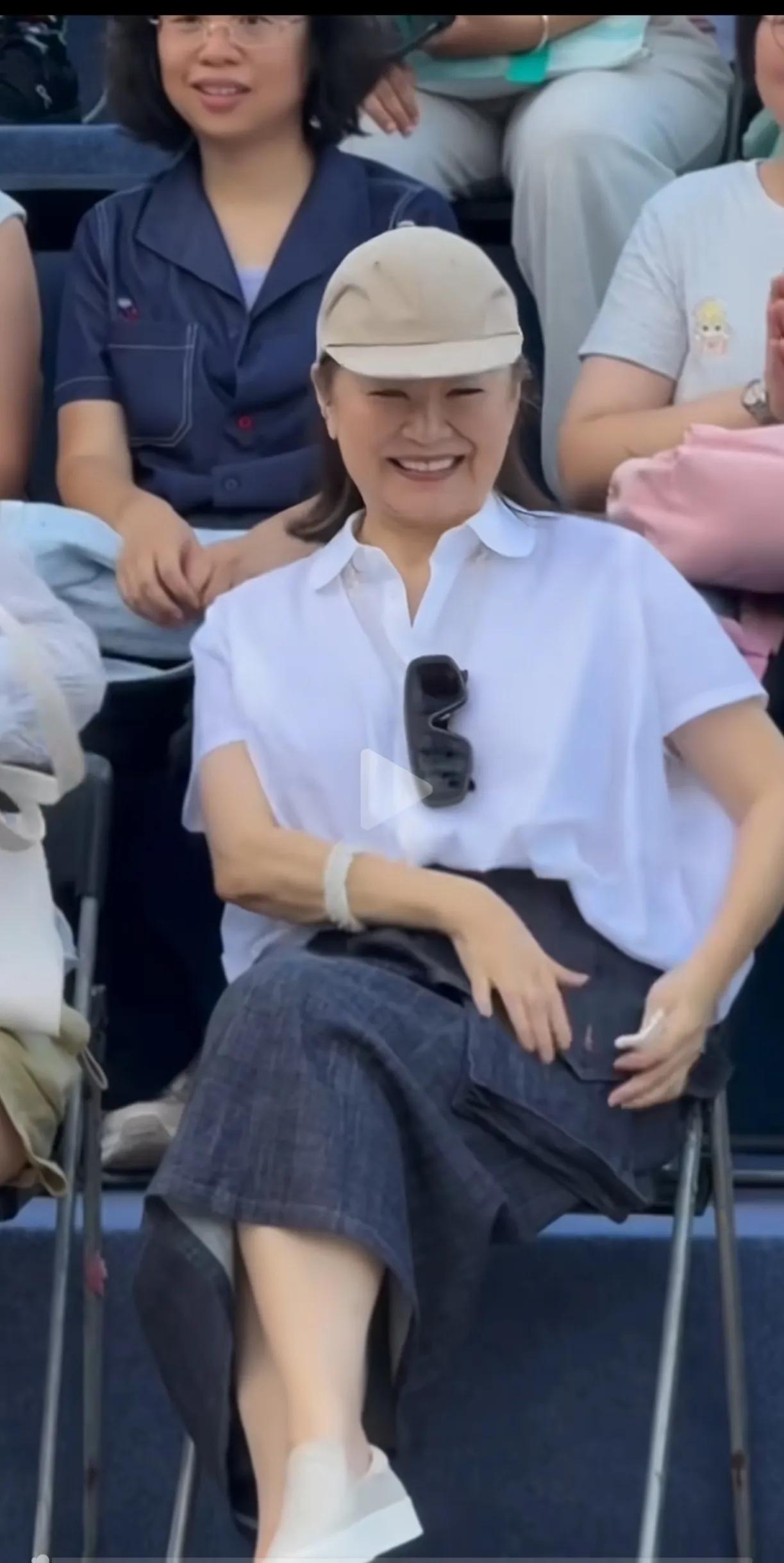 最美林青霞，虽然老了，气质仍在，衣品很好。