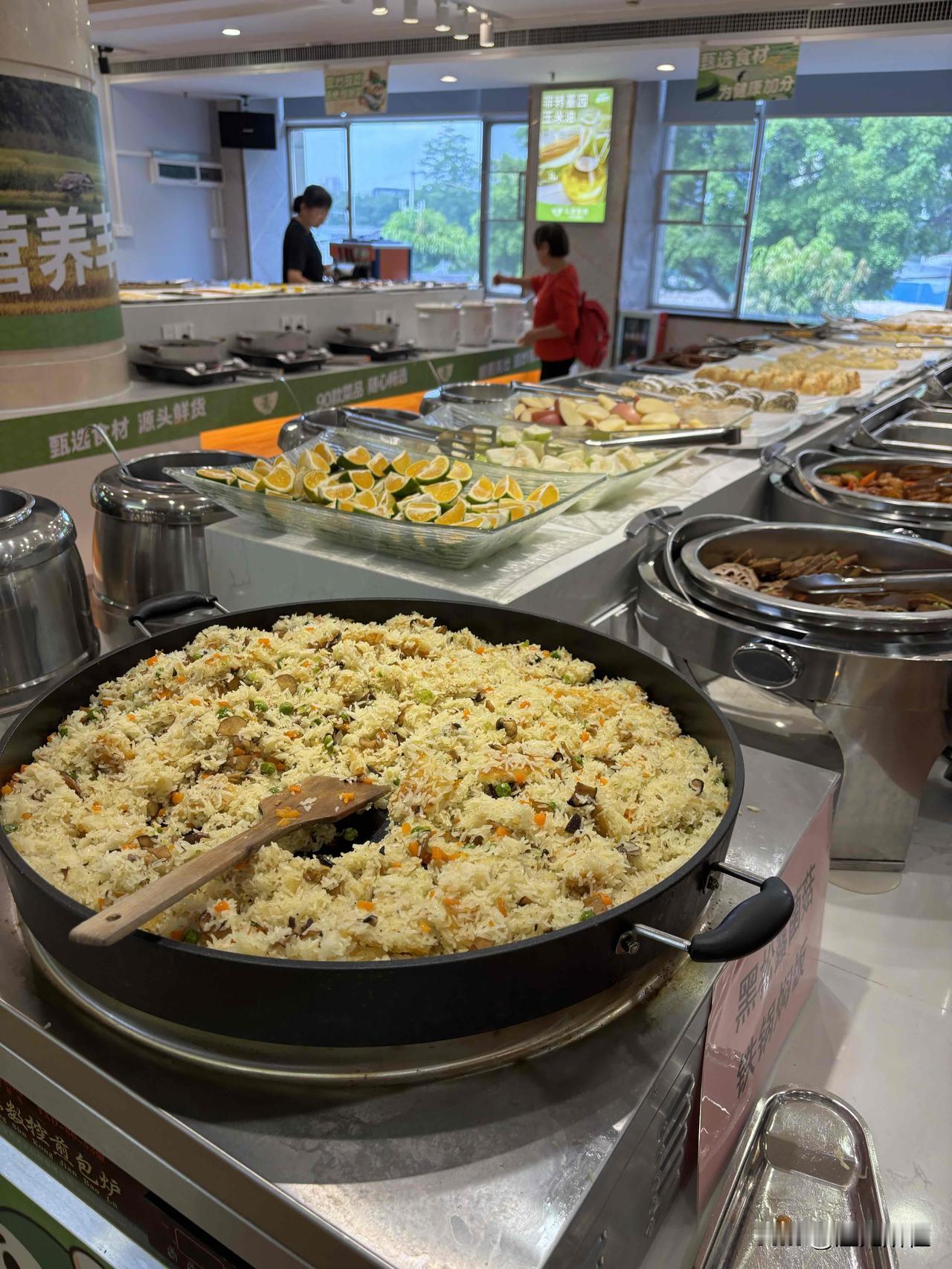 关于吃饭。

吃饭的态度也很重要。饮食的时候，要以欢喜心来吃；用欣赏的心吃；不要