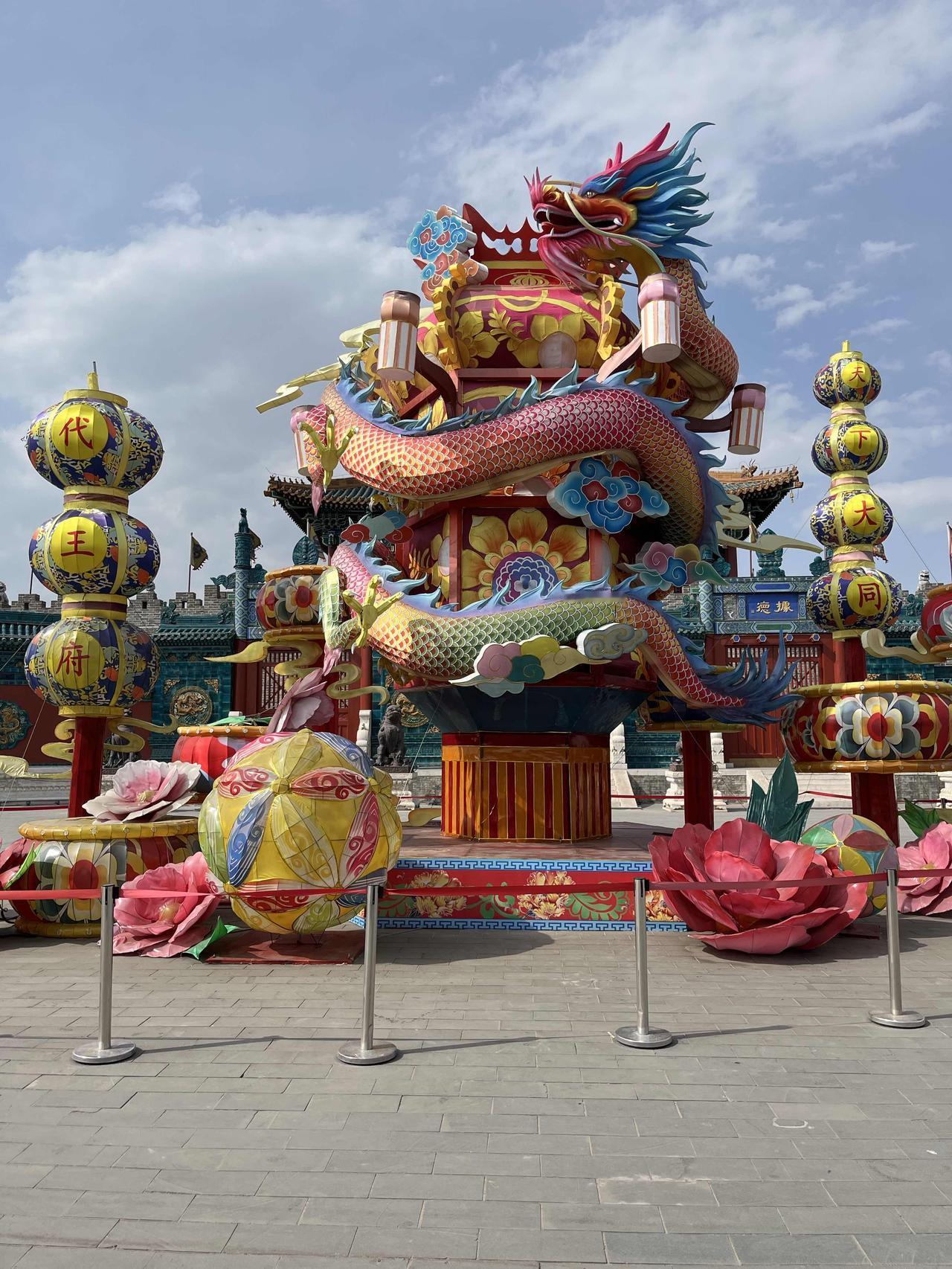 画里藏岁月，
诗中有乾坤。
横批：《岁月与乾坤》