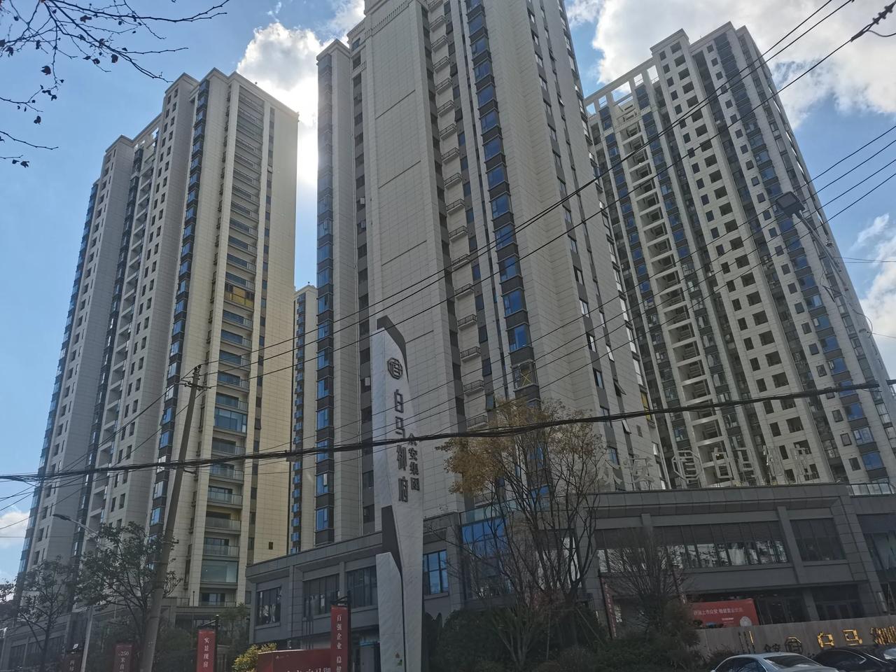 一环边上二环里的这个项目众安白马府
在前几年好多卖房子的二道贩子些都不看好它，有