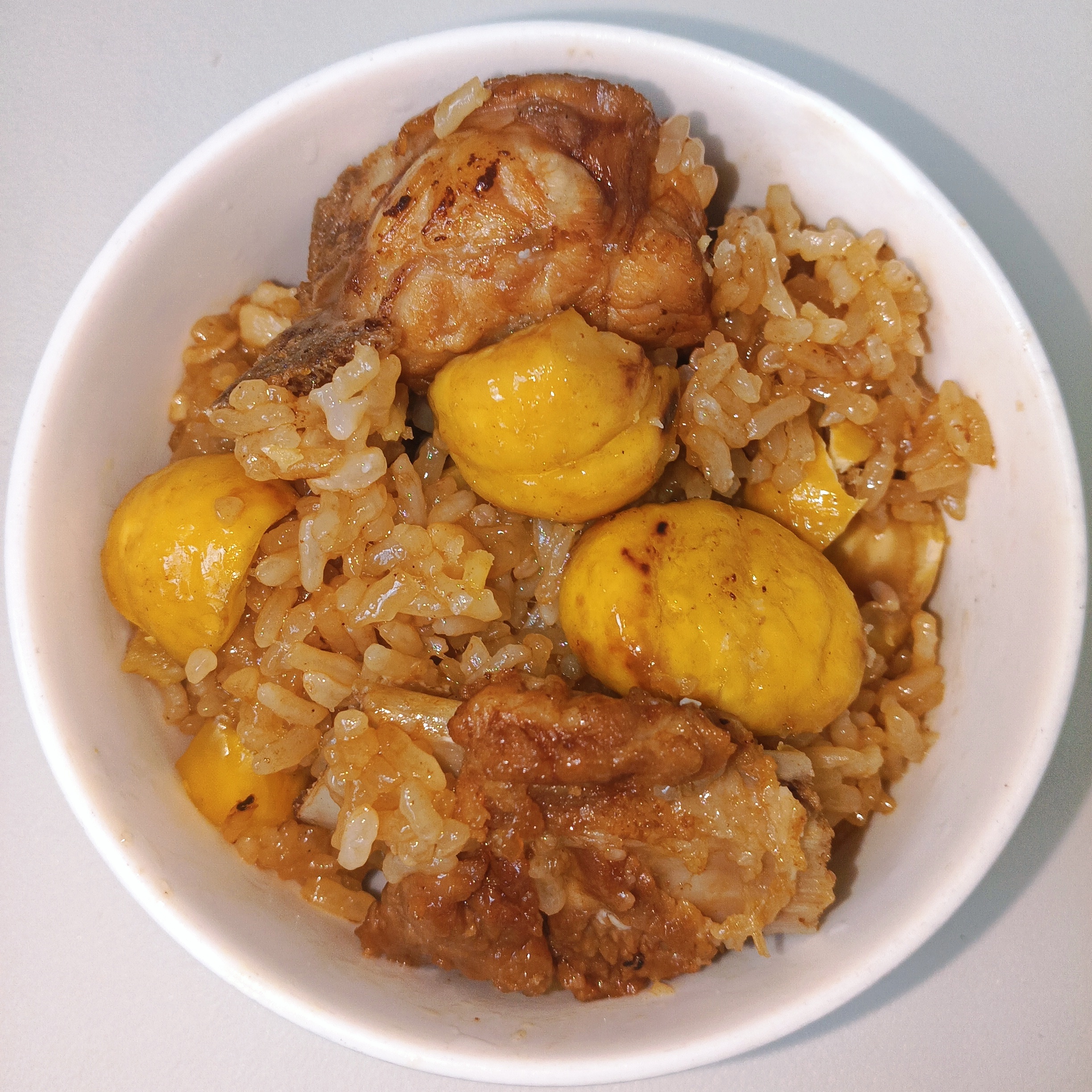 早餐是板栗排骨糯米饭🌰🍖板栗是去年存的，我妈藏板栗的办法特别厉害。家里有四棵