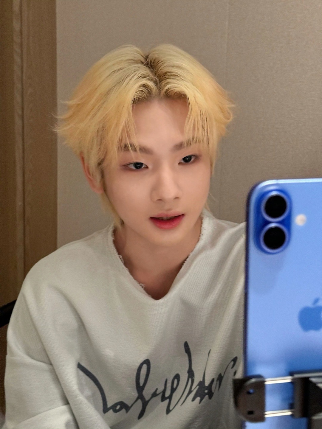 周震南 结婚请我商演吗粉丝在周震南直播间提问：“我结婚可以请你参加婚礼吗？”他反