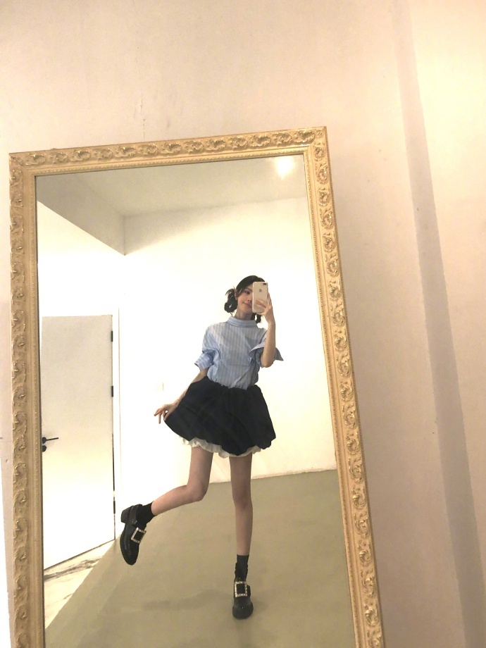 鞠婧祎公主提裙鞠婧祎自拍模板上新了 自拍模板上新了，提裙照很美 