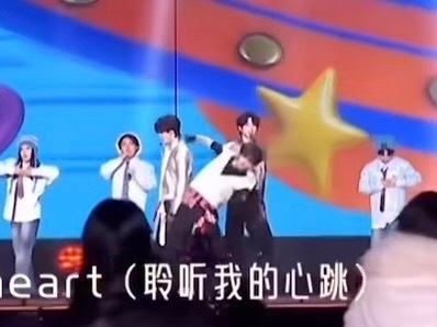 TFING脚滑了哈哈张子墨不小心滑倒了还不忘偷偷耍个帅 