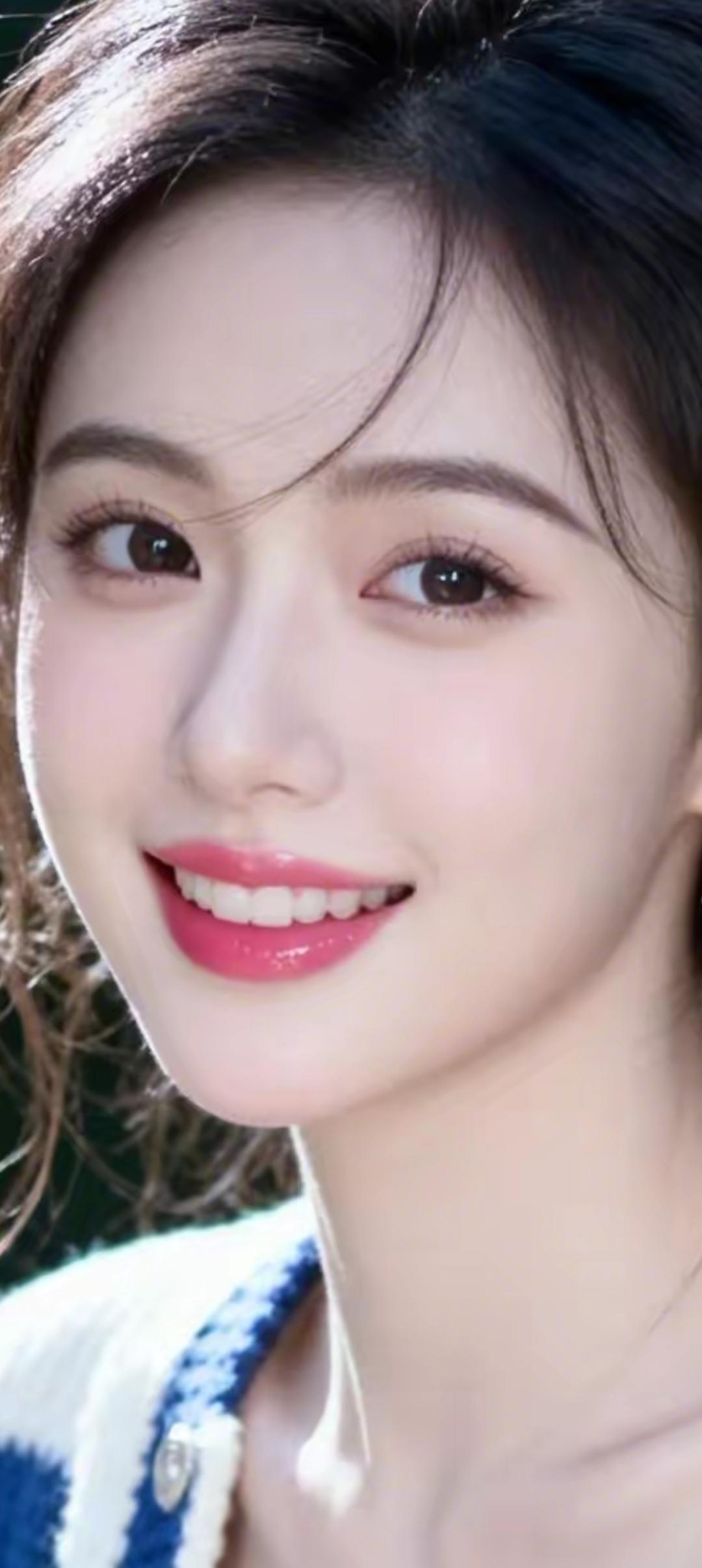 阳光下的微笑，温暖如春日暖阳。🌞😊