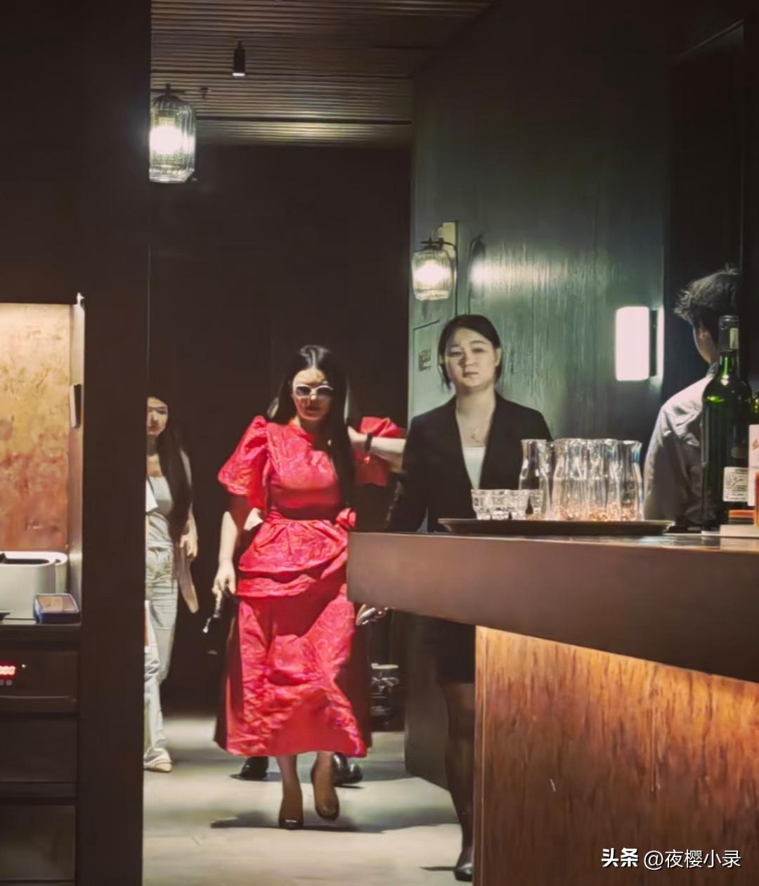 50岁李湘现身湖南一间餐厅吃饭，她的打扮贵气十足，身材瘦了好多，整个人变化挺大的