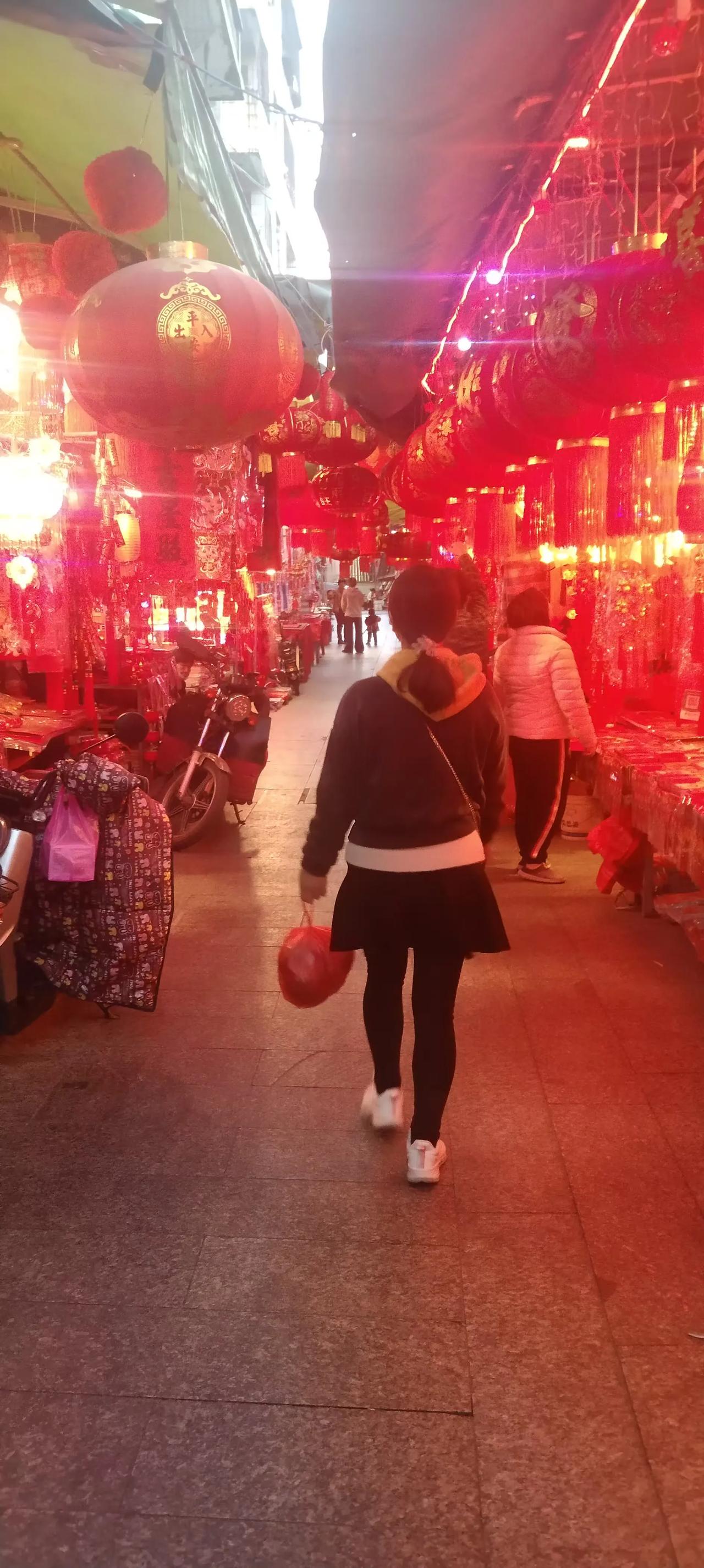今年不打算回婆家过年了，和老曾商量好了，今年带老二回娘家过年。

家婆和她两个女