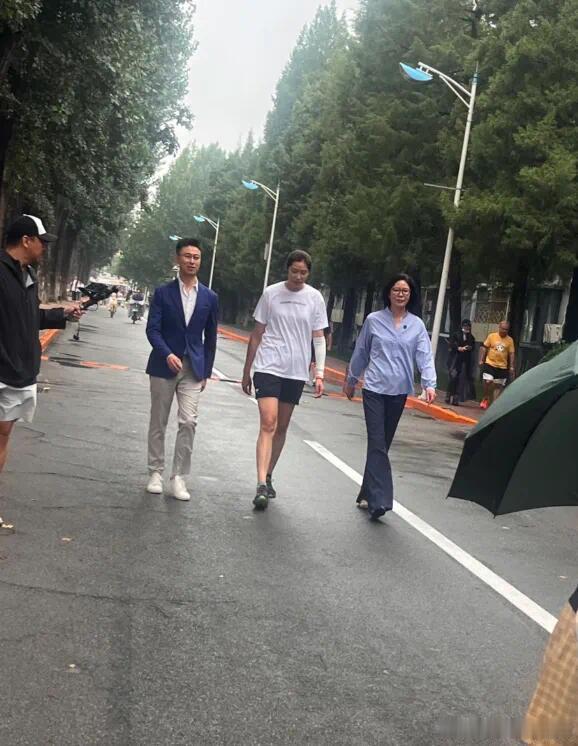 朱婷 郎平和央视体育主持人邵圣懿一同现身北京师范大学校园，而此次现身北师大，很可