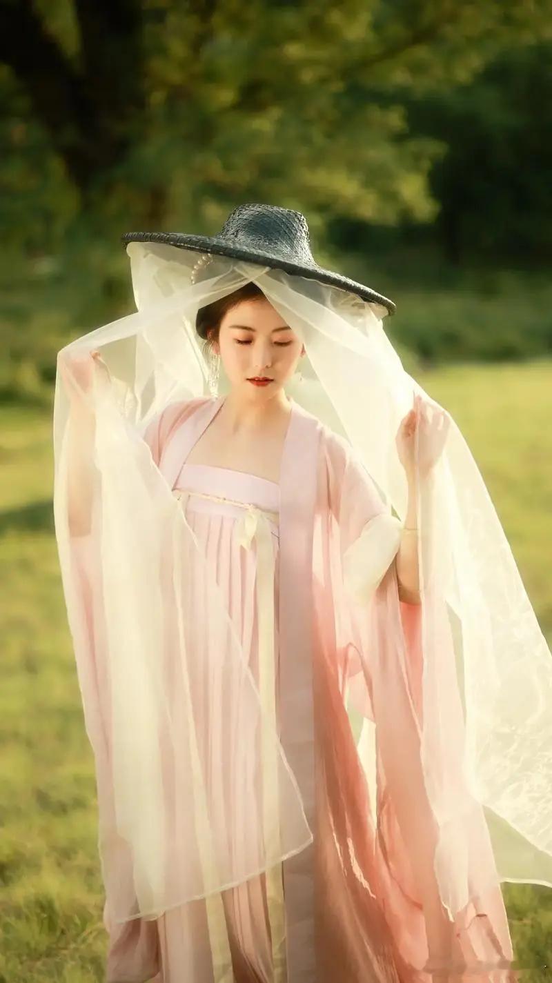 #大厂运营用蛇皮袋做汉服火出圈# 汉服都美丽，没有人能拒绝，这实在是太有创意了，