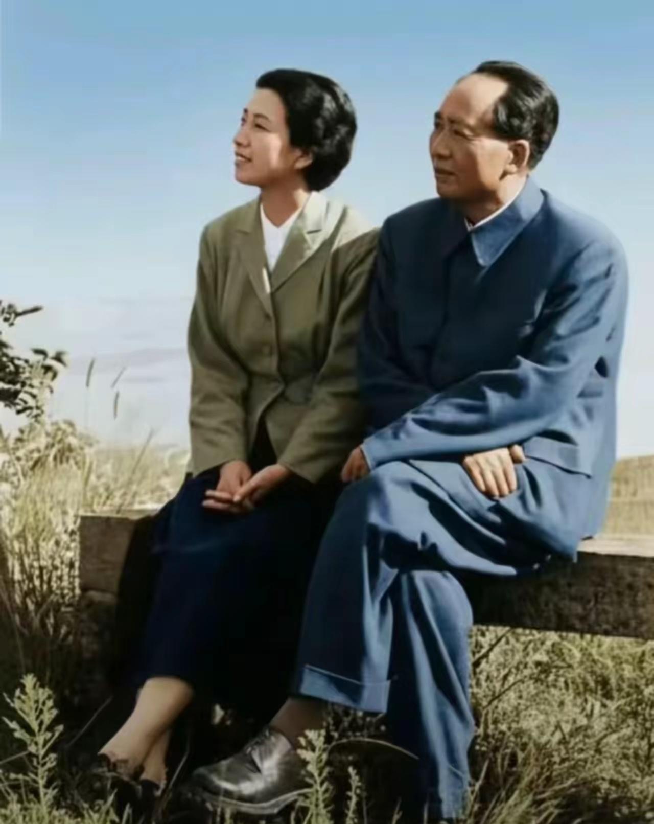 考察对毛泽东诗句“坐地日行八万里，巡天遥看一千河”的哲学理解，核心在于辨析‌运动