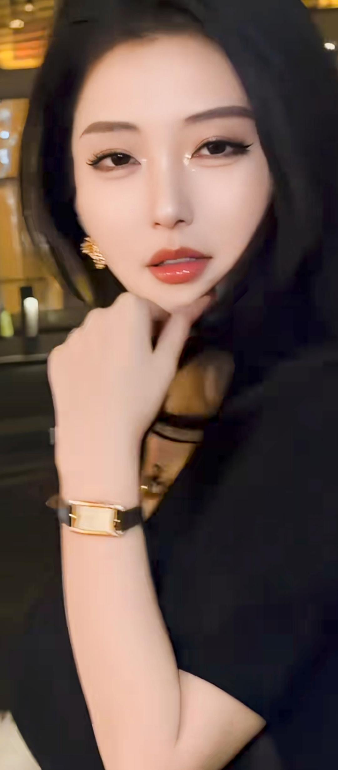 红袖添香夜，轻抚玉腕间。