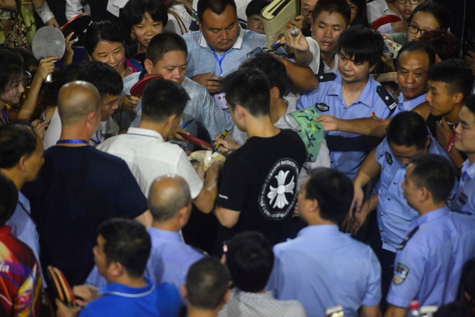 樊振东 来我们把他团团围住 签名签名 