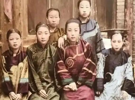 1904年，通房丫李氏，站着侍奉丈夫与正妻长达33年。这日，她正在盛饭。谁知，管