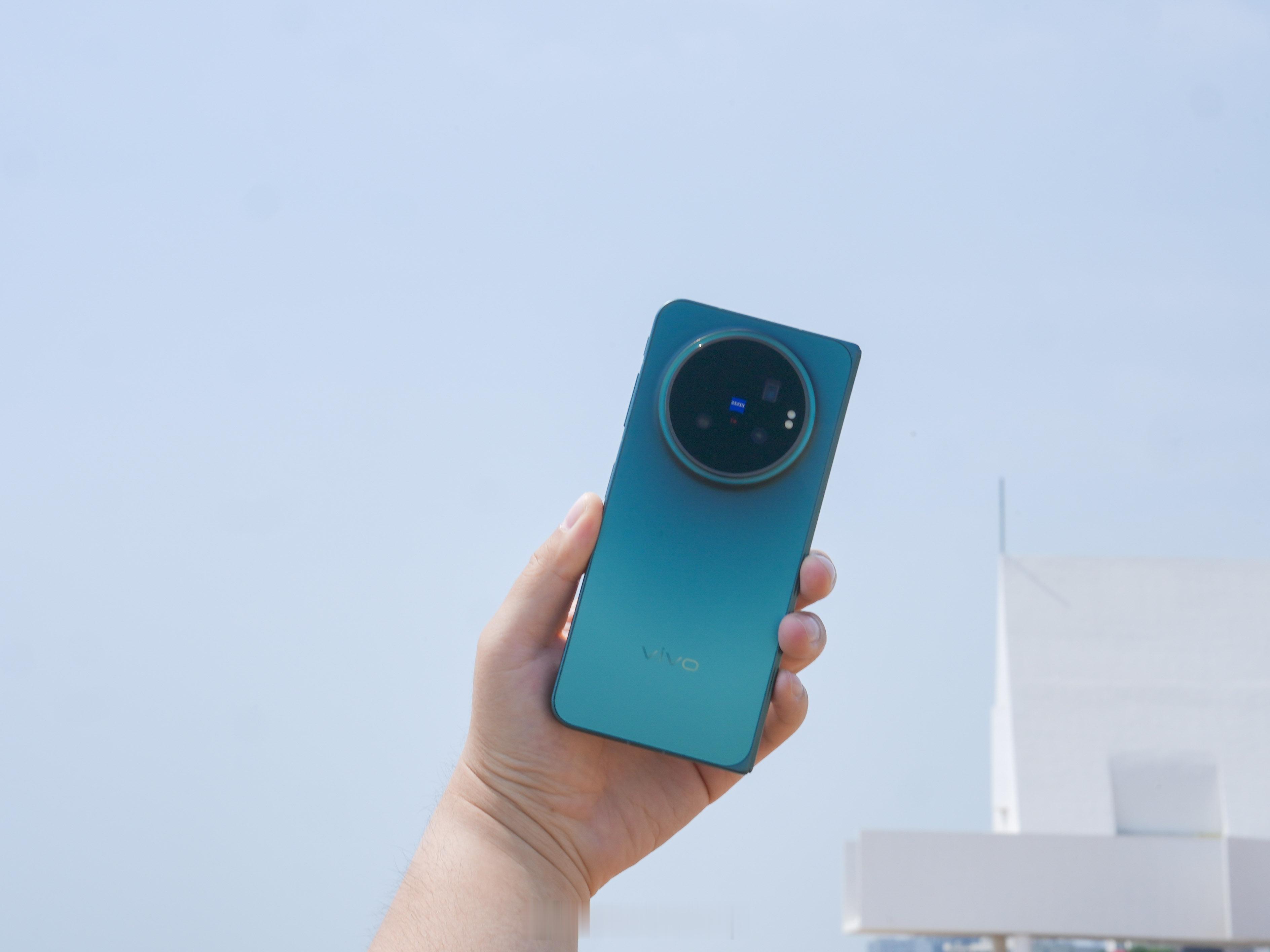 vivo X Fold6真机实拍，在阿那亚海边品「蓝洞」。深海配色蕴含实力，单看