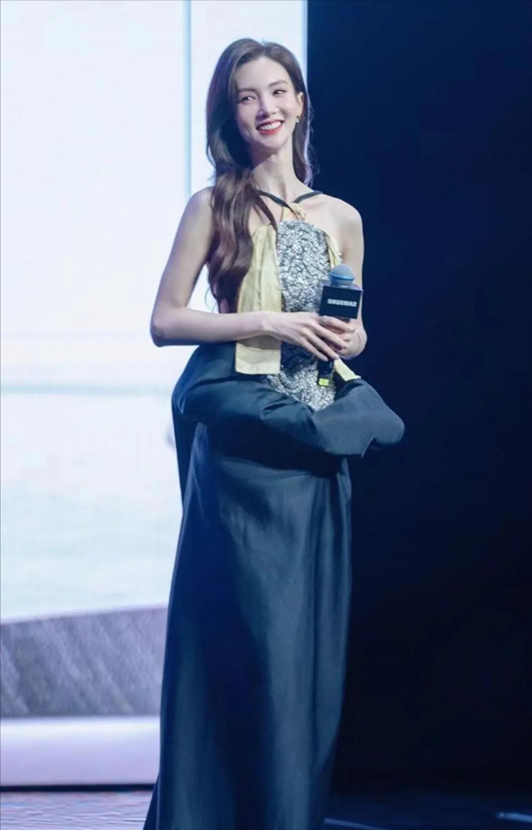 上海AWE展看到了金晨，金晨长得挺美的，身材也是真的很好，就是这衣服丑爆了，要不