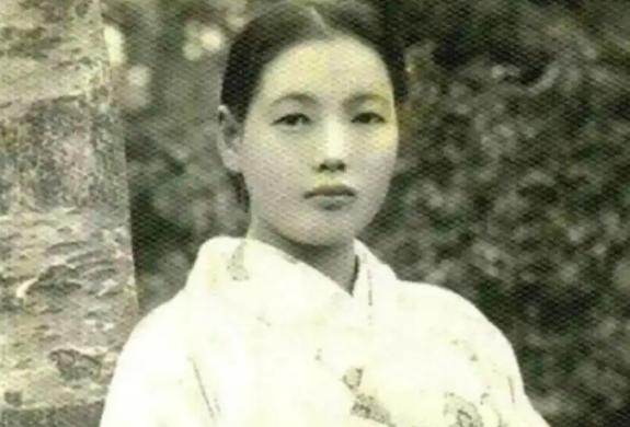 中国连长不忍杀害日本女俘虏，将其带回家乡隐姓埋名成婚，相守三十二年后，才知晓妻子
