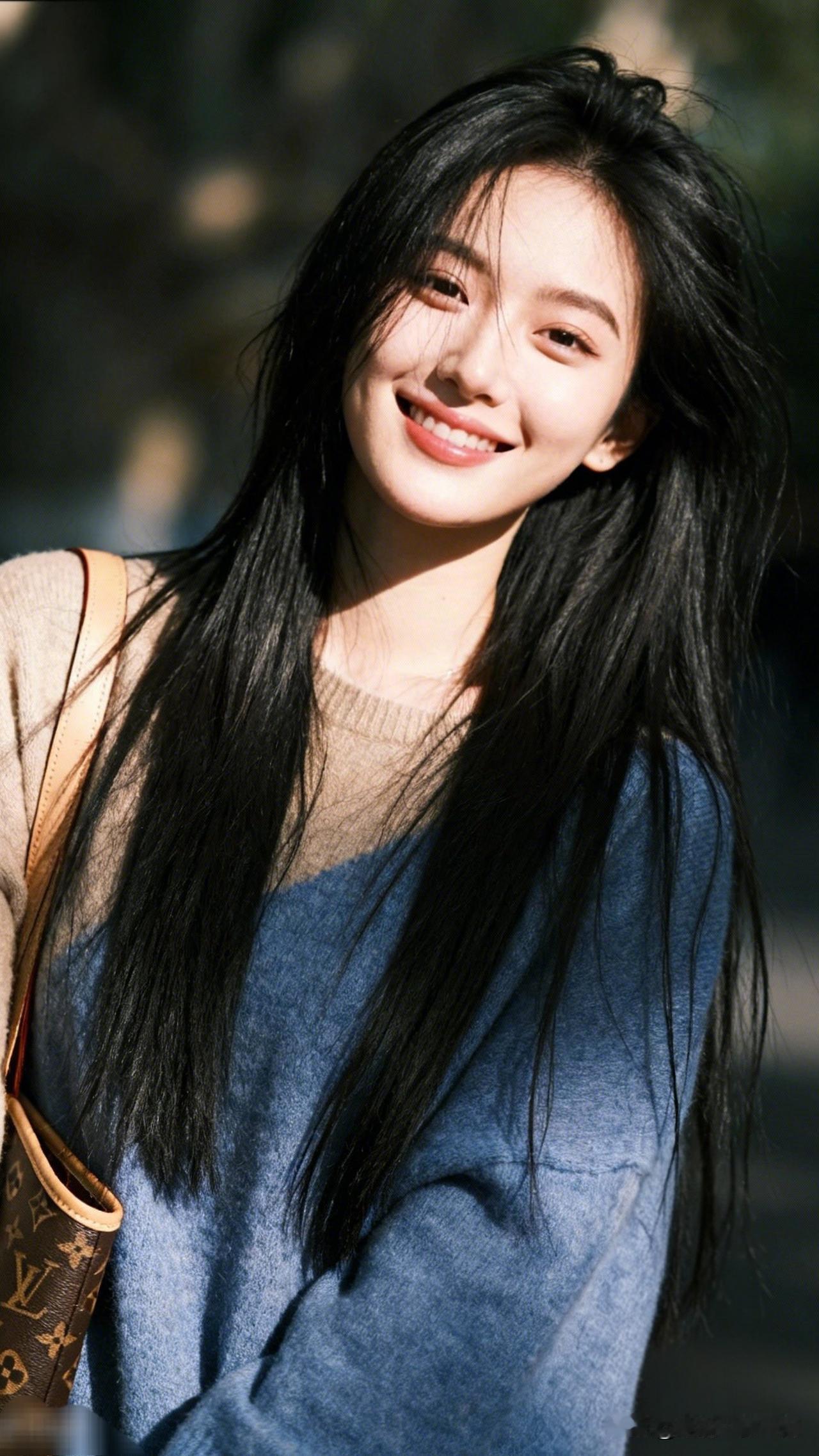 笑靥如花，岁月静好。什么样子的女人才是最美的 元气少女微笑照，阳光洒落，温暖如春