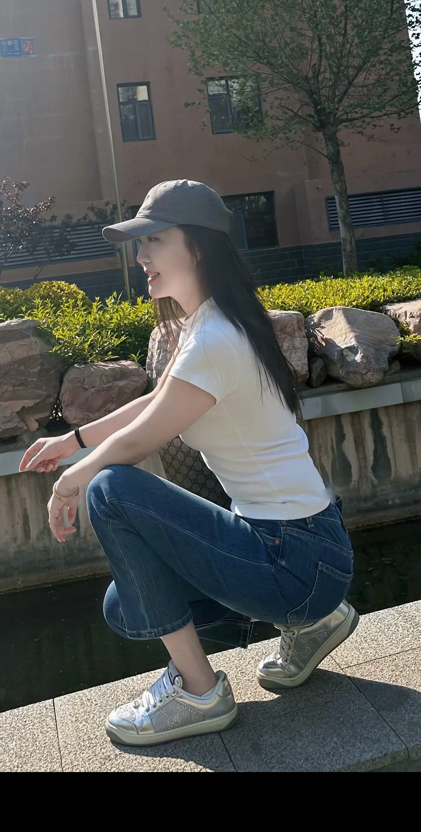 小孩子才生气，成年人只生钱