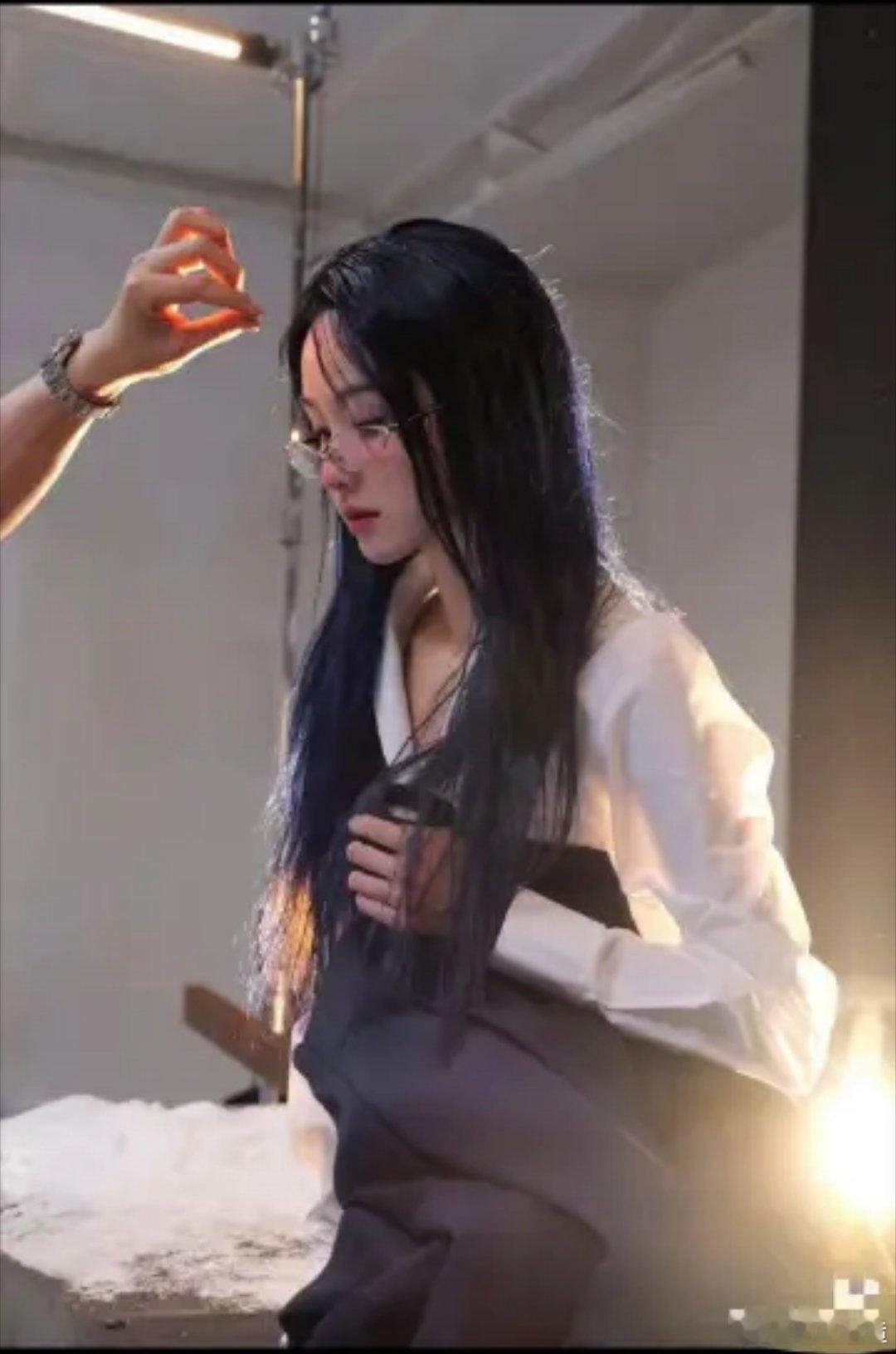 你敢信，这是陈都灵？反差感拉满！ 