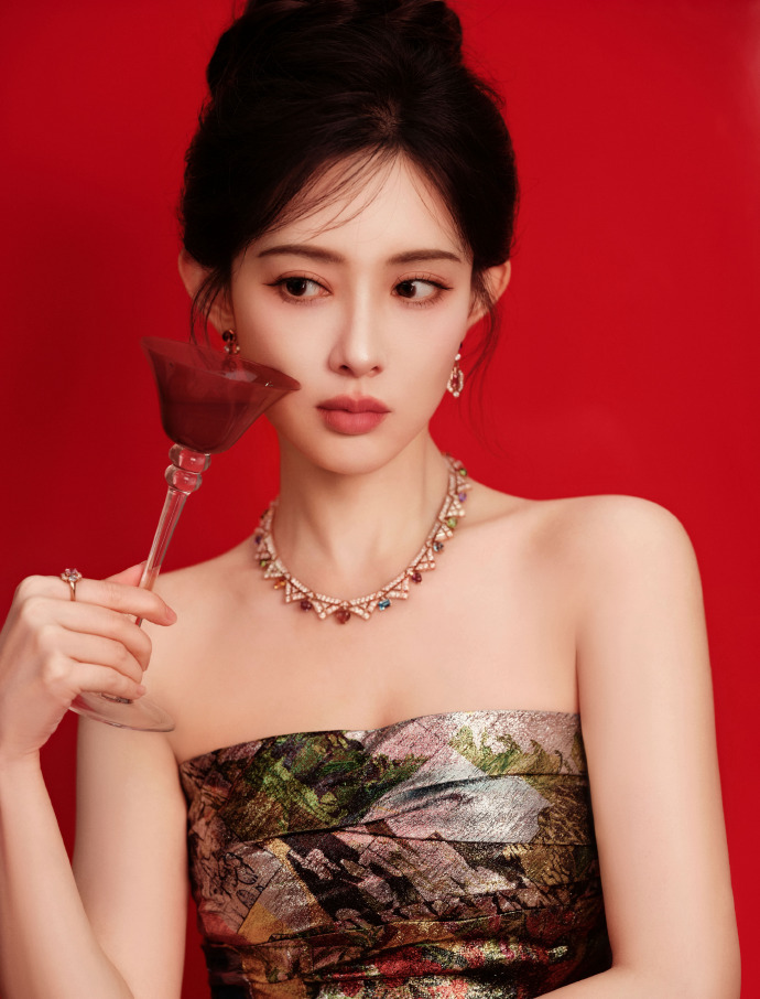 孟子义女王抹胸裙 果然孟姐的每次妆造都不让人失望！《桃花映江山》《三线谜回》《百