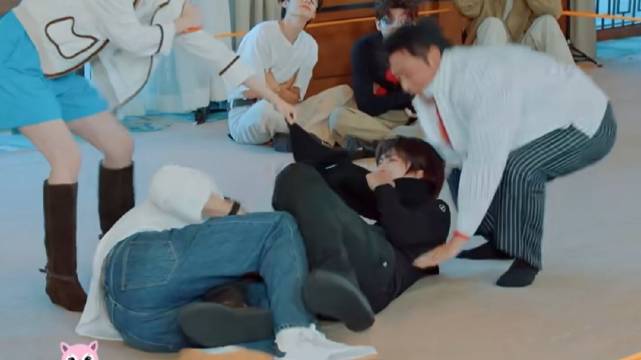 #范丞丞裤子被扒掉的反应#

真的给我笑发财了😂 黄景瑜一记巴西柔术直接从后方锁人，范丞丞被夹着拖走