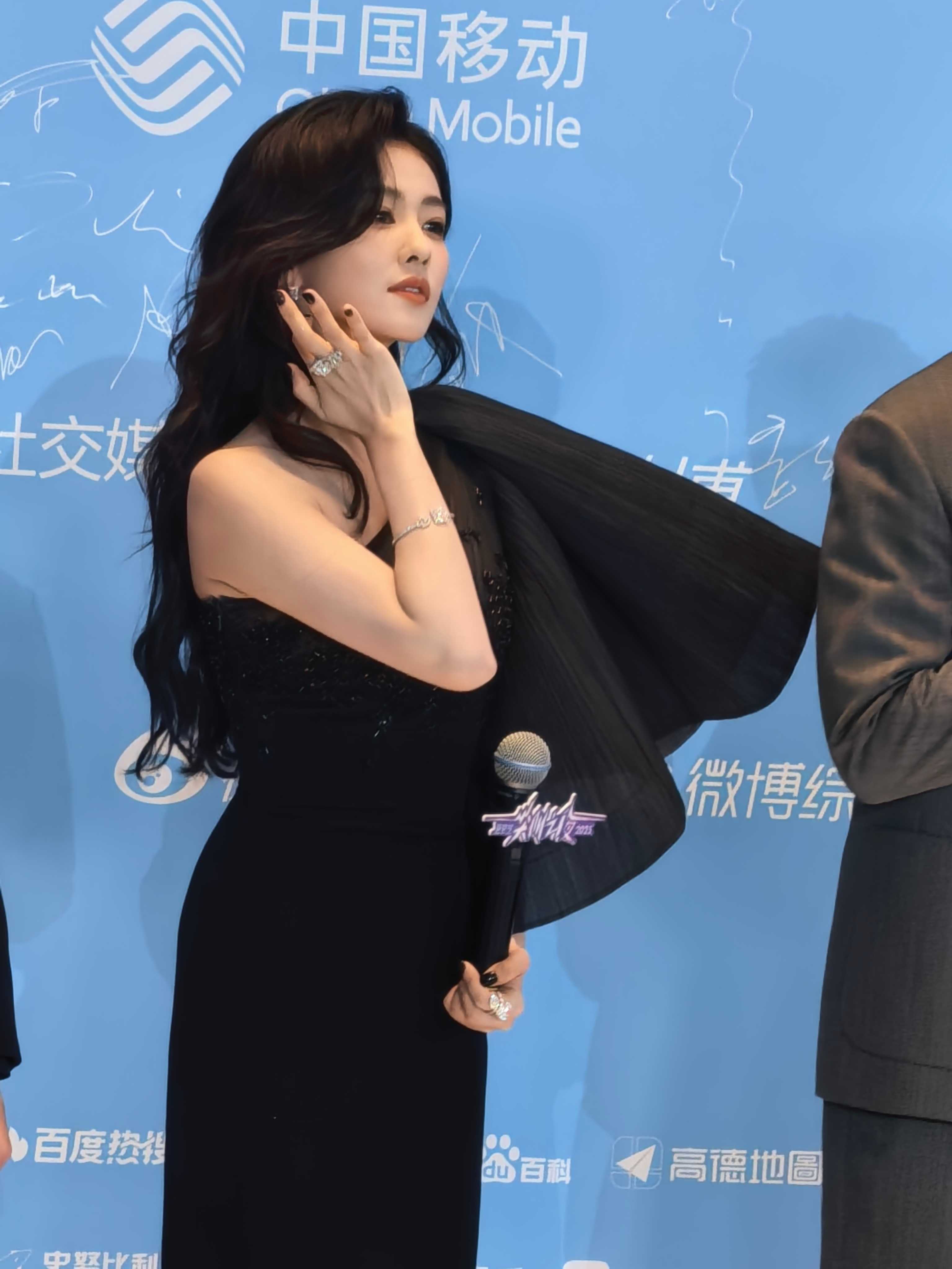 尖叫之夜红毯白鹿在逃黑天鹅 是谁家的在逃黑天鹅！all black的白鹿！！白鹿