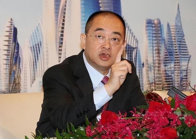 他的工资是每天77万，月薪2300万，他就是恒大集团董事局副主席，兼首席执行官夏