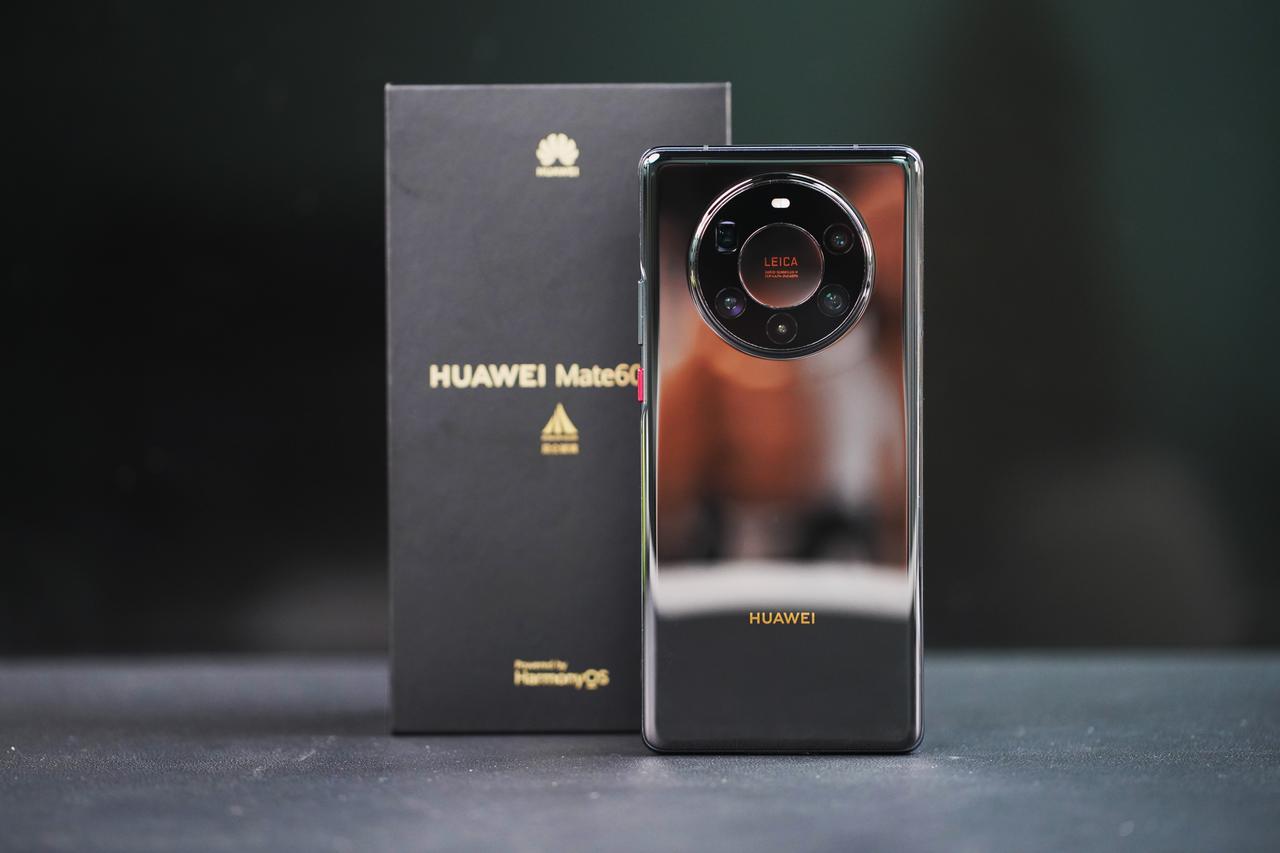 HUAWEI Mate40Pro+的星环美学
华为20年到23年的星环设计在40