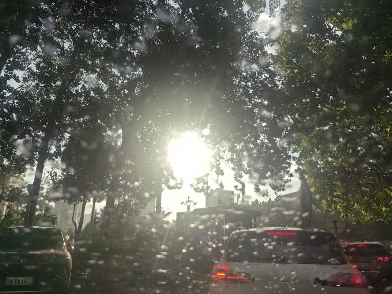 石家庄傍晚上演太阳雨奇观  雨后彩虹惊艳亮相】今天傍晚六点左右，石家庄街头出现奇