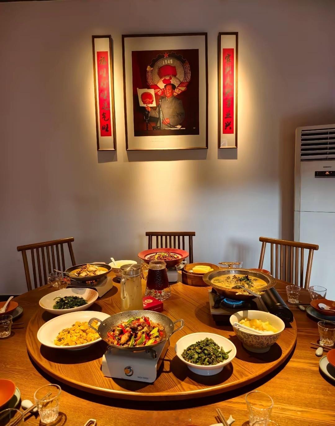 有人在亲人团聚用餐时，看到眼前的教员画像，哭了。为缔造新中国，他失去了那么多亲人