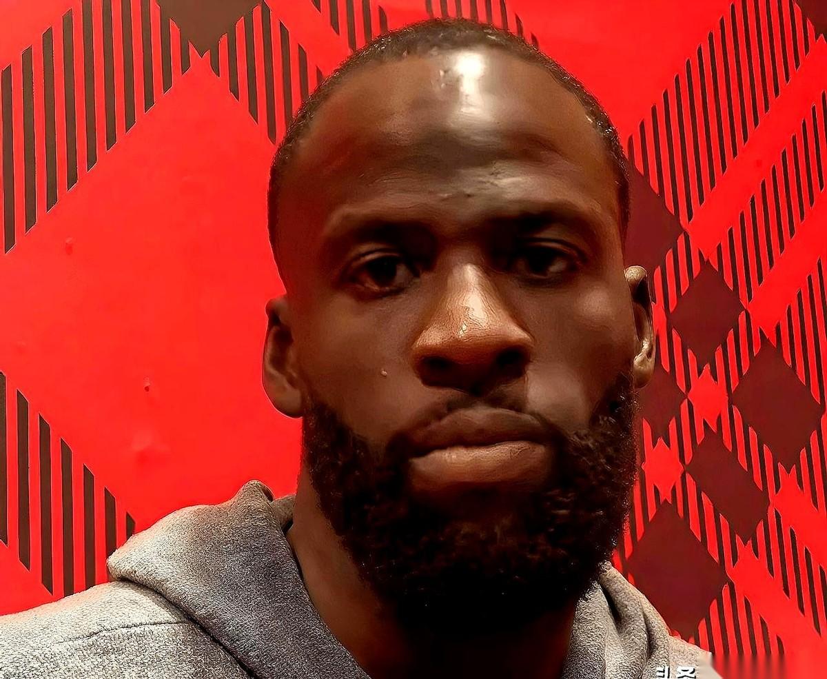 8个失误啊哥们儿！球都快拿不稳了，赛后采访第一句话，居然是教队友怎么打球。
真的