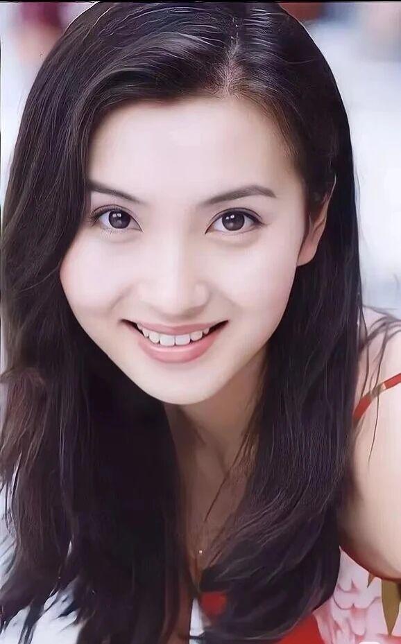 你是否也曾在某个瞬间，想起那个叫“万人迷”的女子，然后忍不住好奇——后来的陈好，