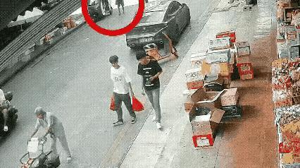 大爷在大街上摔倒，久久站不起来，看样子摔的不轻，可身边人流，车流川流不息，竟然没