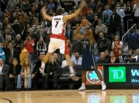NBA 史上唯一背扣绝杀，
就这么轻松！

那家伙，
绝杀后落地一脸淡定，
这逼
