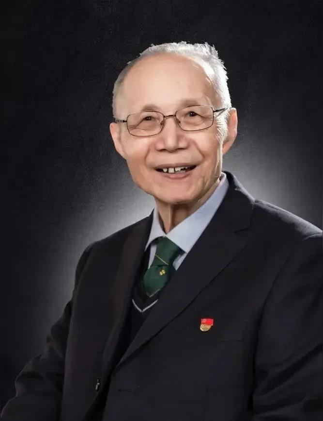 1. 全球科技舞台上，越来越多的中国人面孔崭露头角，以卓越智慧与创新能力书写科技