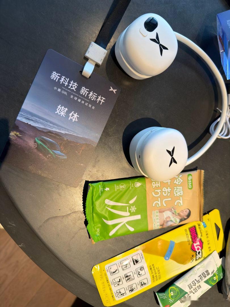小鹏这个企业给媒体的这种伴手礼都是透漏着实用和企业文化给消费者的车就跟不用说了吧