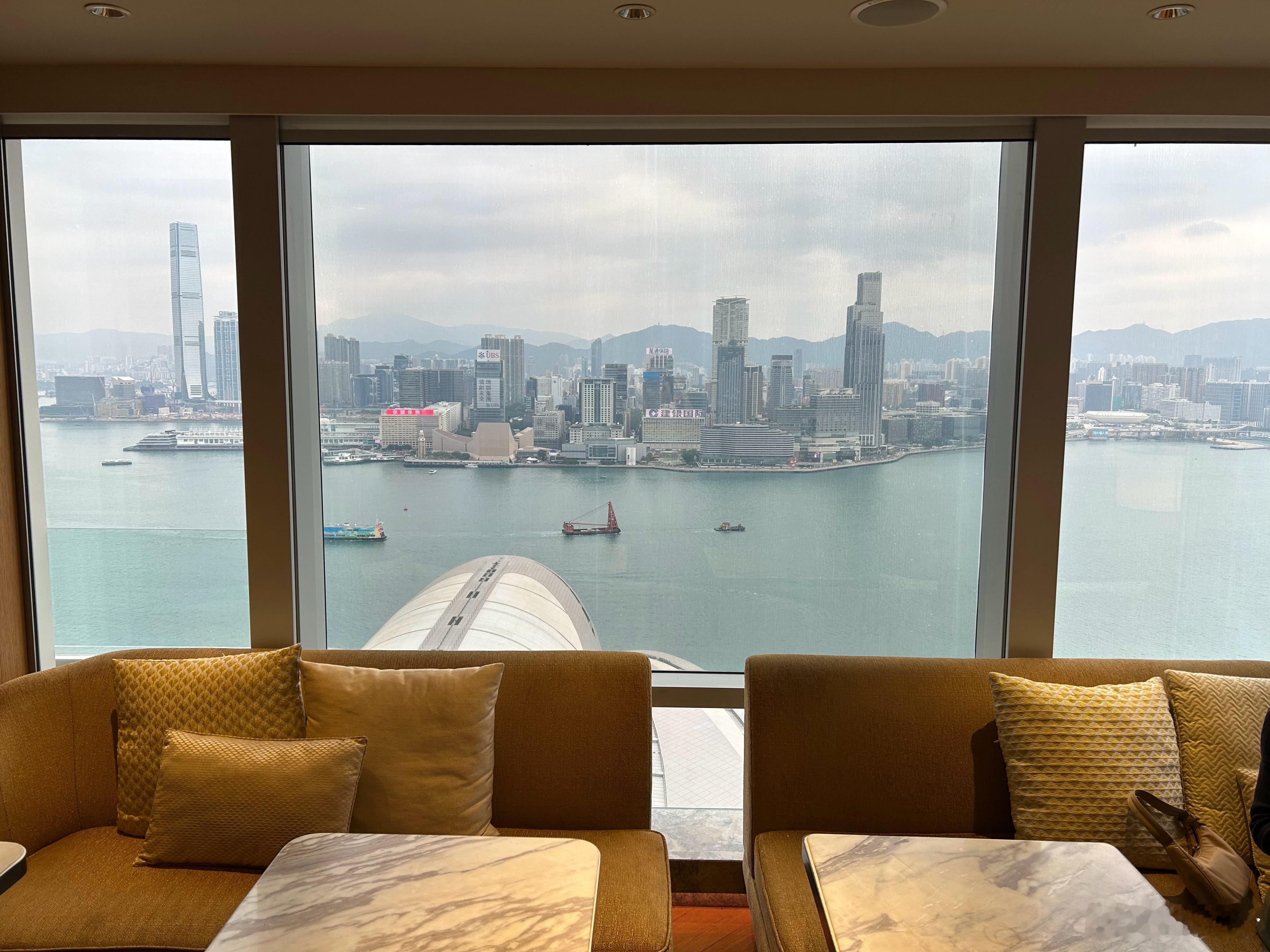 香港的银行竟然周天不上班[泪奔]周六下午1点关门。  ​​​