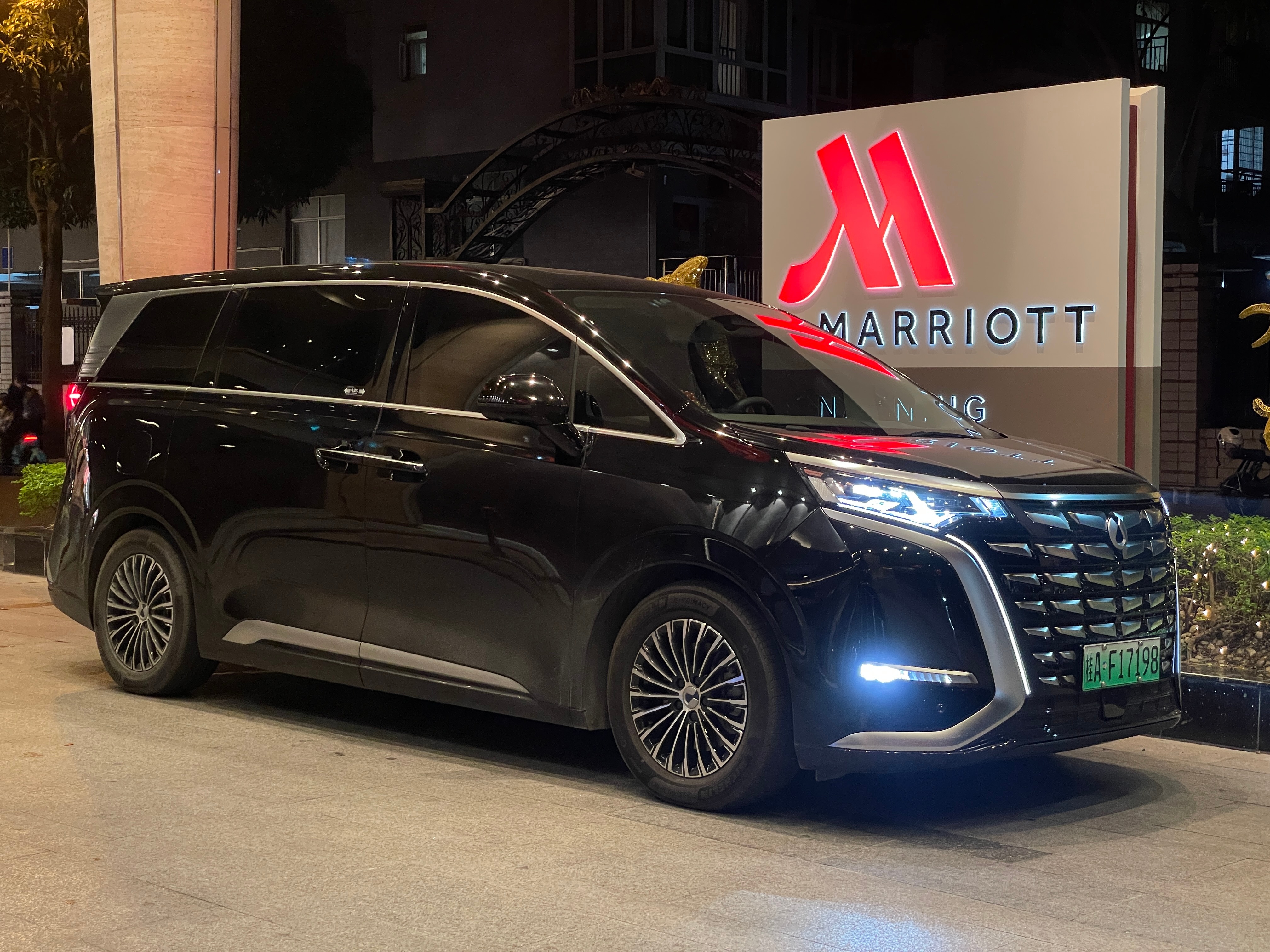 现在不管在哪个城市，在国内的机场和酒店，基本上都有腾势D9一位置！大v聊车