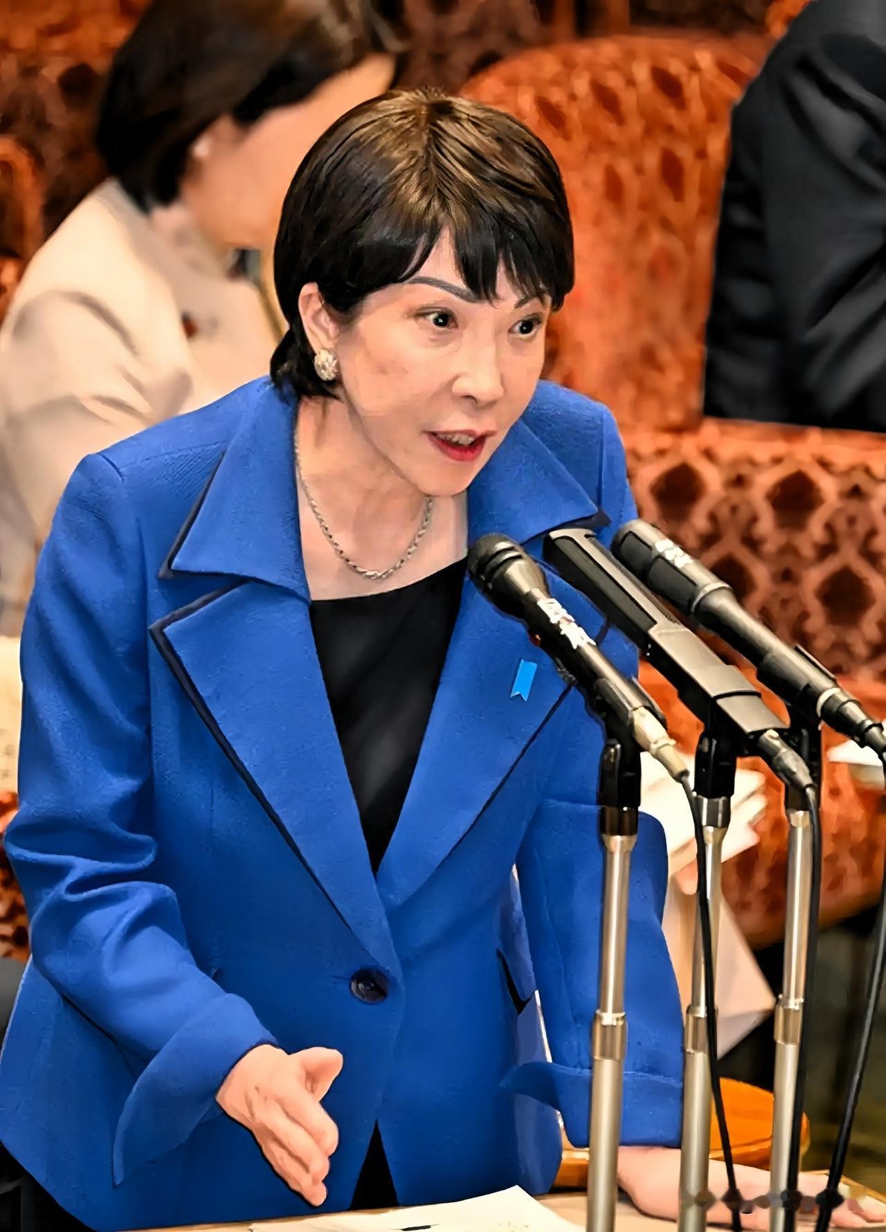 高市早苗的这69天，
怕是比过冬还难熬。

从去年风头无两的“サナカツ”穿搭偶像