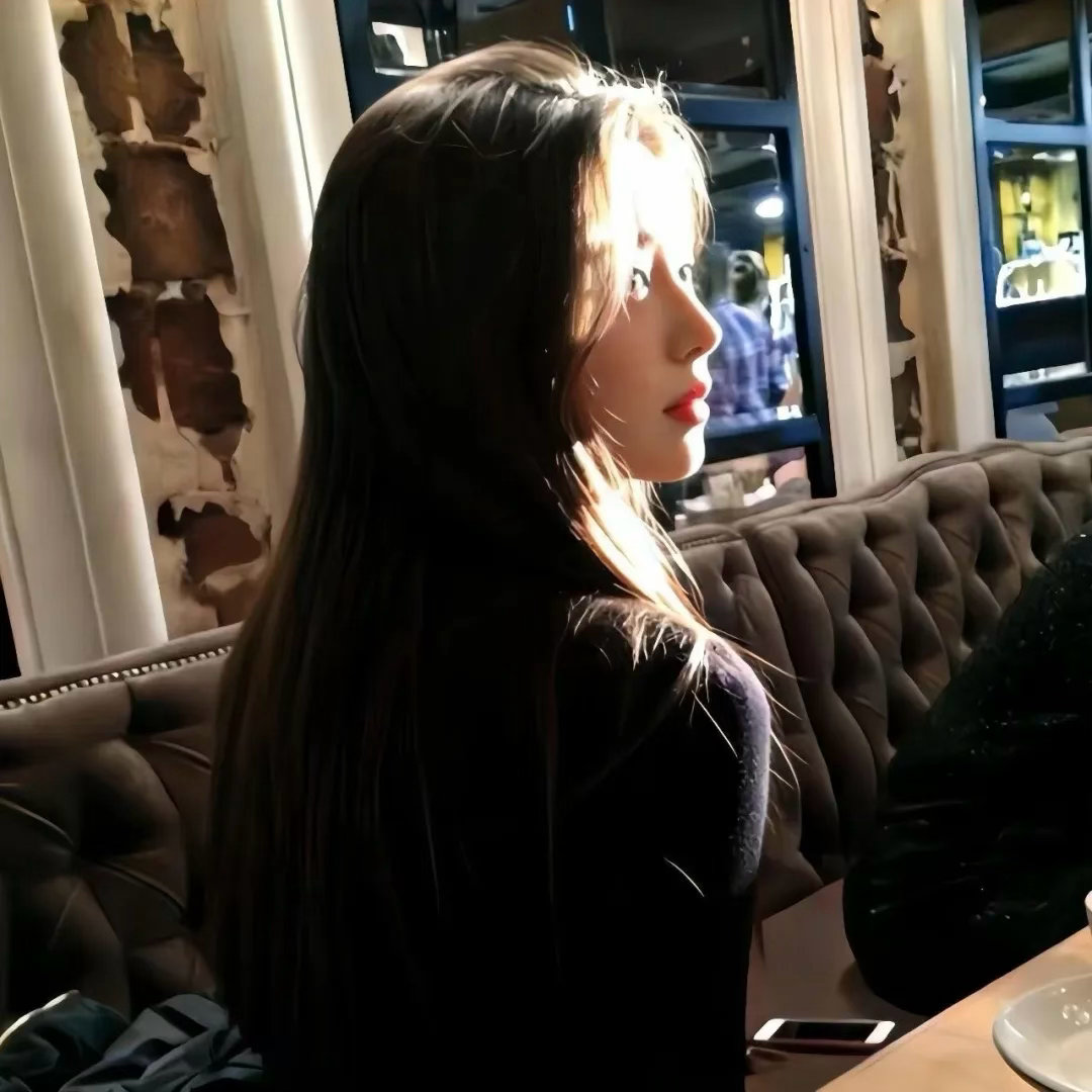 那时候好傻 以为掉眼泪就会被心疼 可后来才知道 掉眼泪的都是不被爱的 