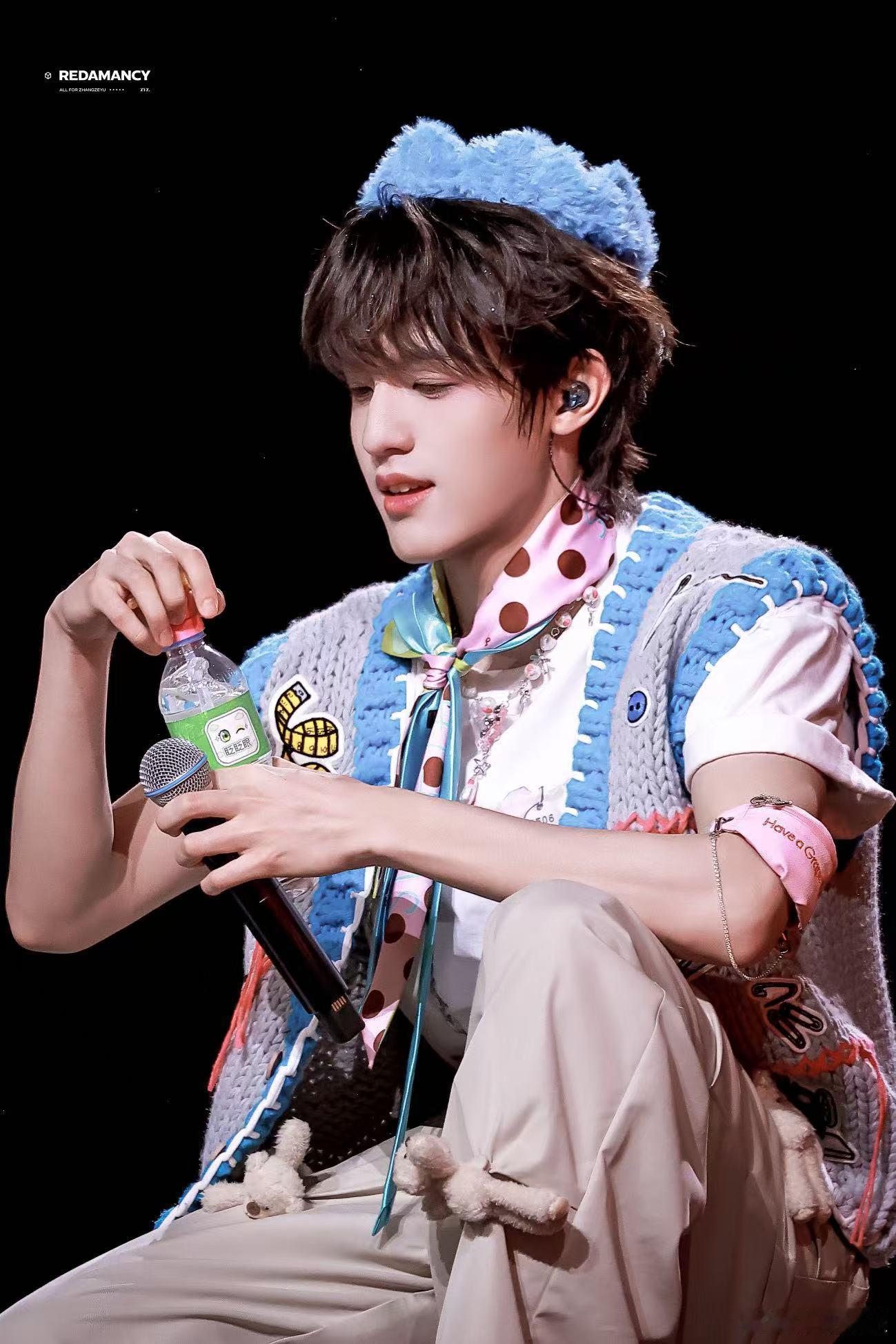 爱上张泽禹就可以猫狗双全 谁能拒绝又帅又可爱的张泽禹，舞台表现超亮眼，兼具猫的灵