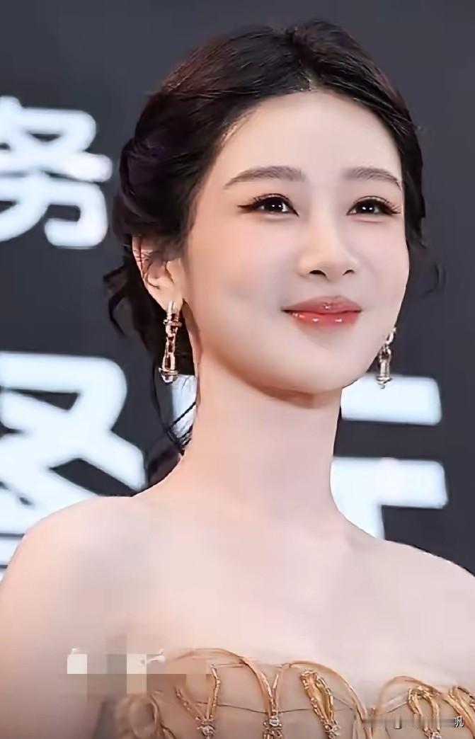 我闺蜜在广州见到了杨紫
回来偷偷跟我说
以后别再说杨紫是美女，你是不知道，称她为