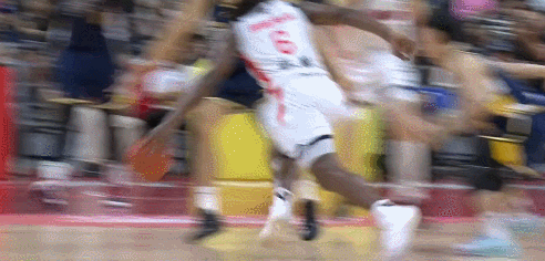 广东男篮vs龙狮男篮 胡明轩三分4中0，陈国豪三分4中2 