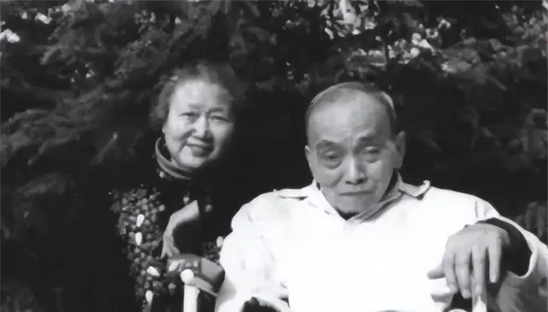 1949年4月，国民党少将范纪曼要被执行死刑，临刑前，他说要上个厕所，但谁也没有