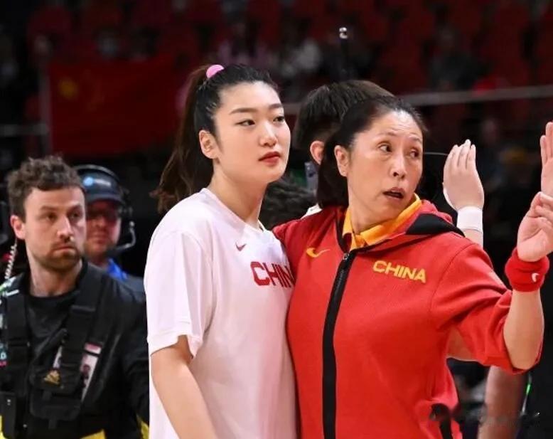 李梦生命中最重要的5个女人:

1、房    萍——母亲
2、王桂芝——恩师
3